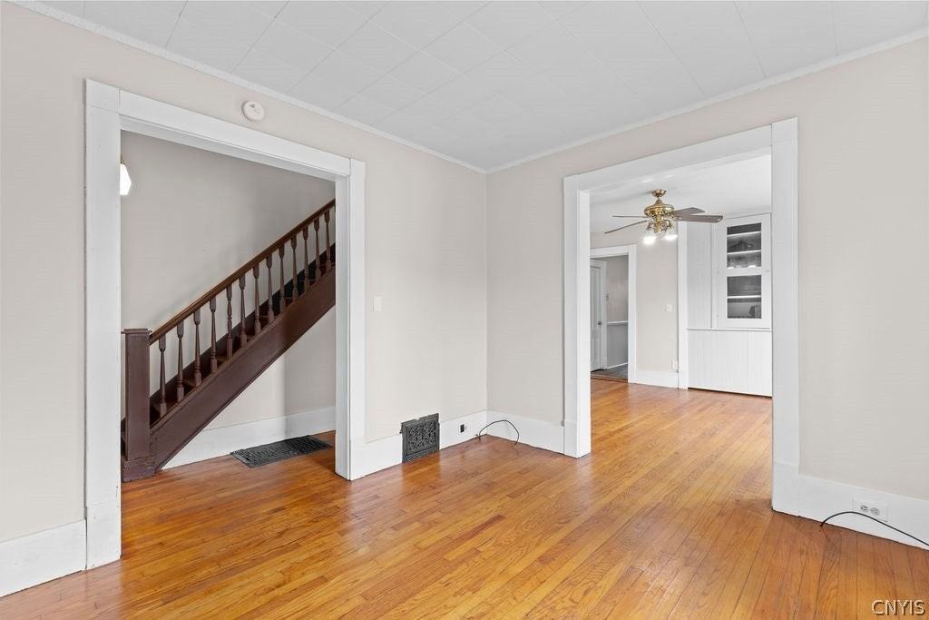 109 Center St - Photo 5 of 26