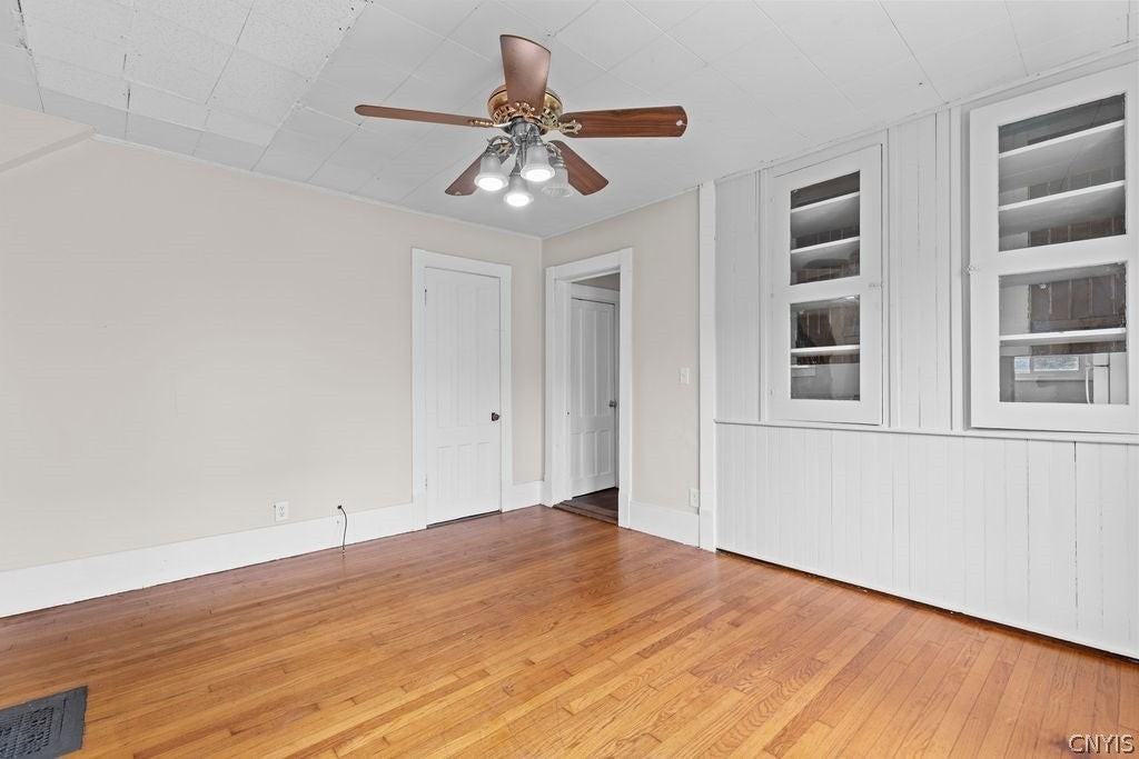 109 Center St - Photo 6 of 26