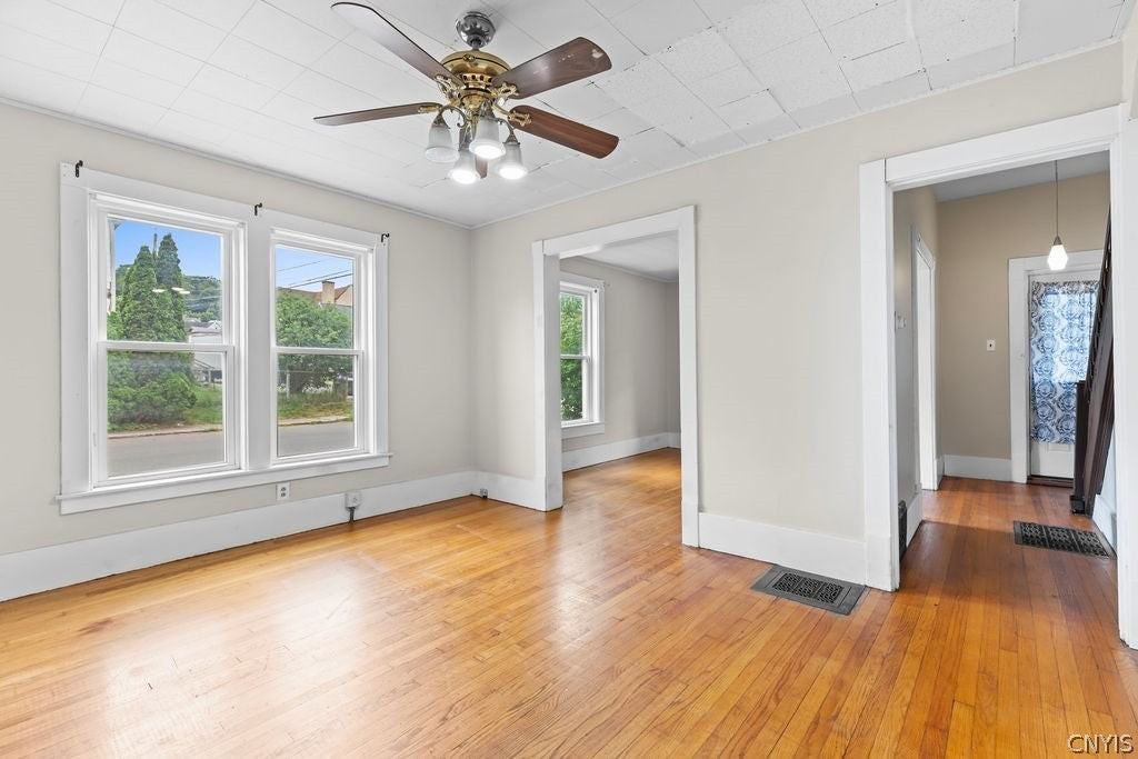 109 Center St - Photo 7 of 26
