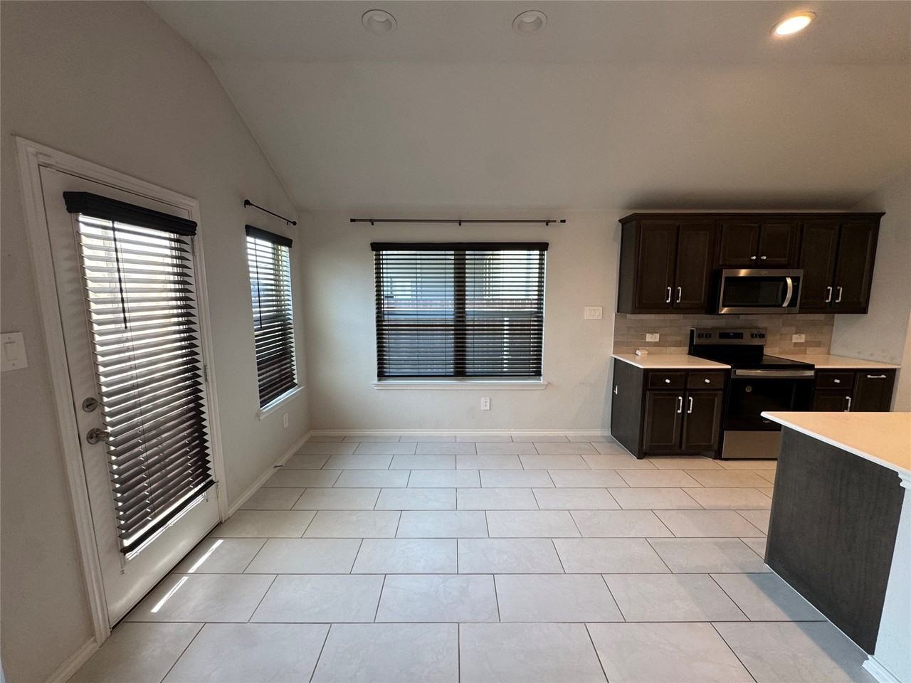 3453 Montego Bay Ln - Photo 4 of 20