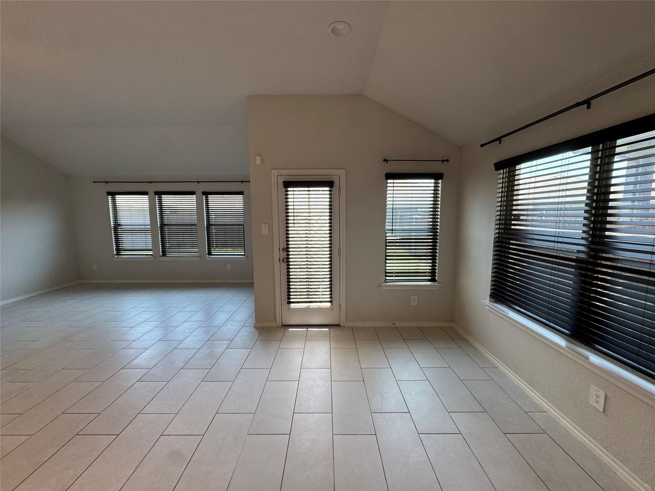 3453 Montego Bay Ln - Photo 5 of 20