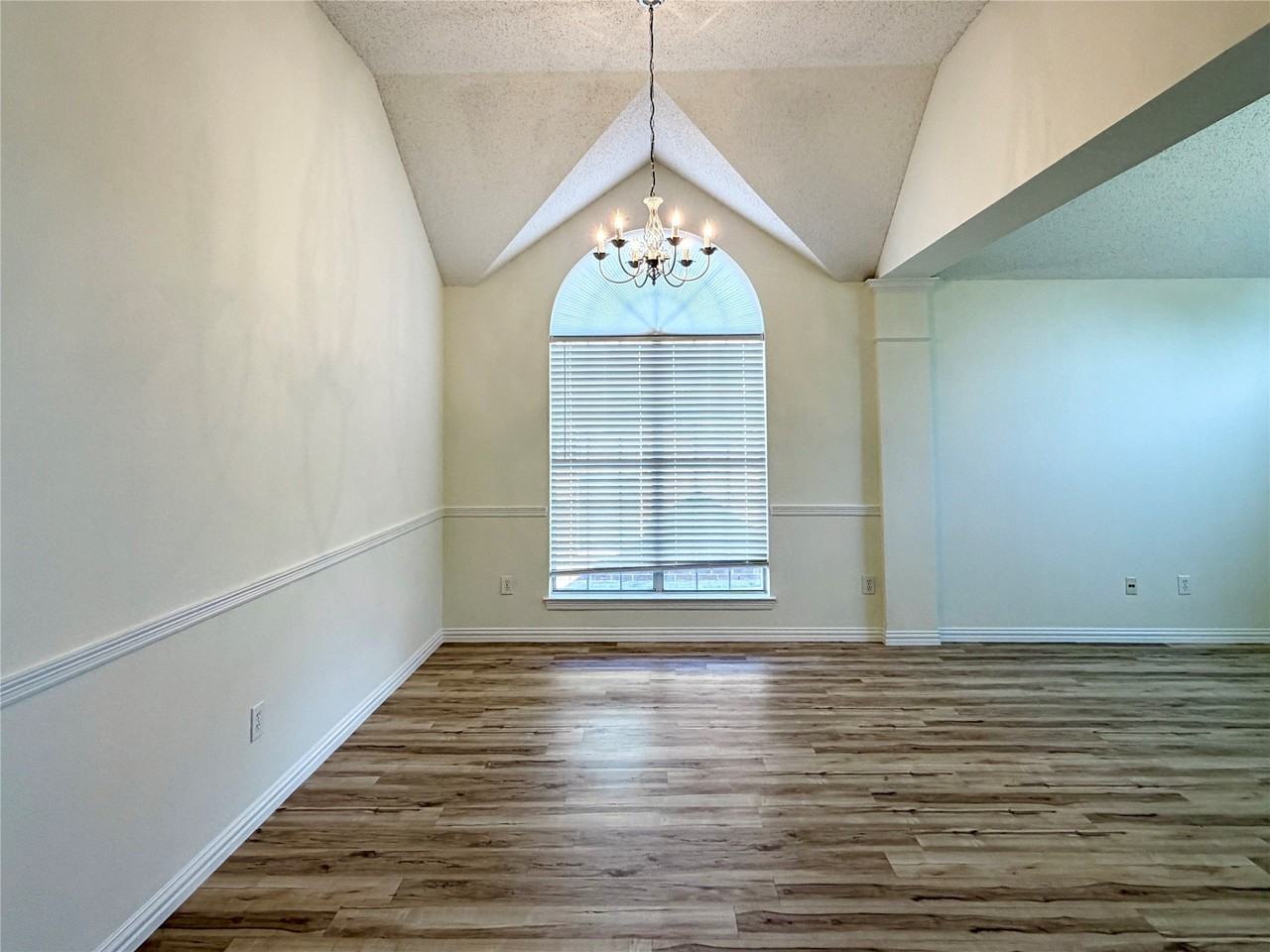 9941 Danbury Dr - Photo 3 of 20