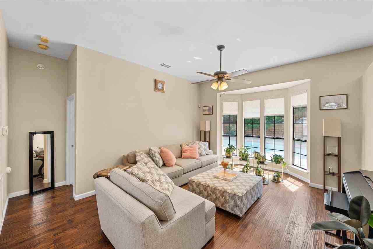 4137 Mapleridge Dr - Photo 3 of 28