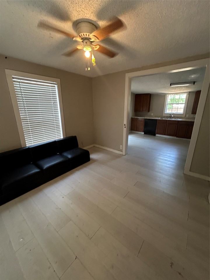 802 Cross Timber St - Photo 3 of 14