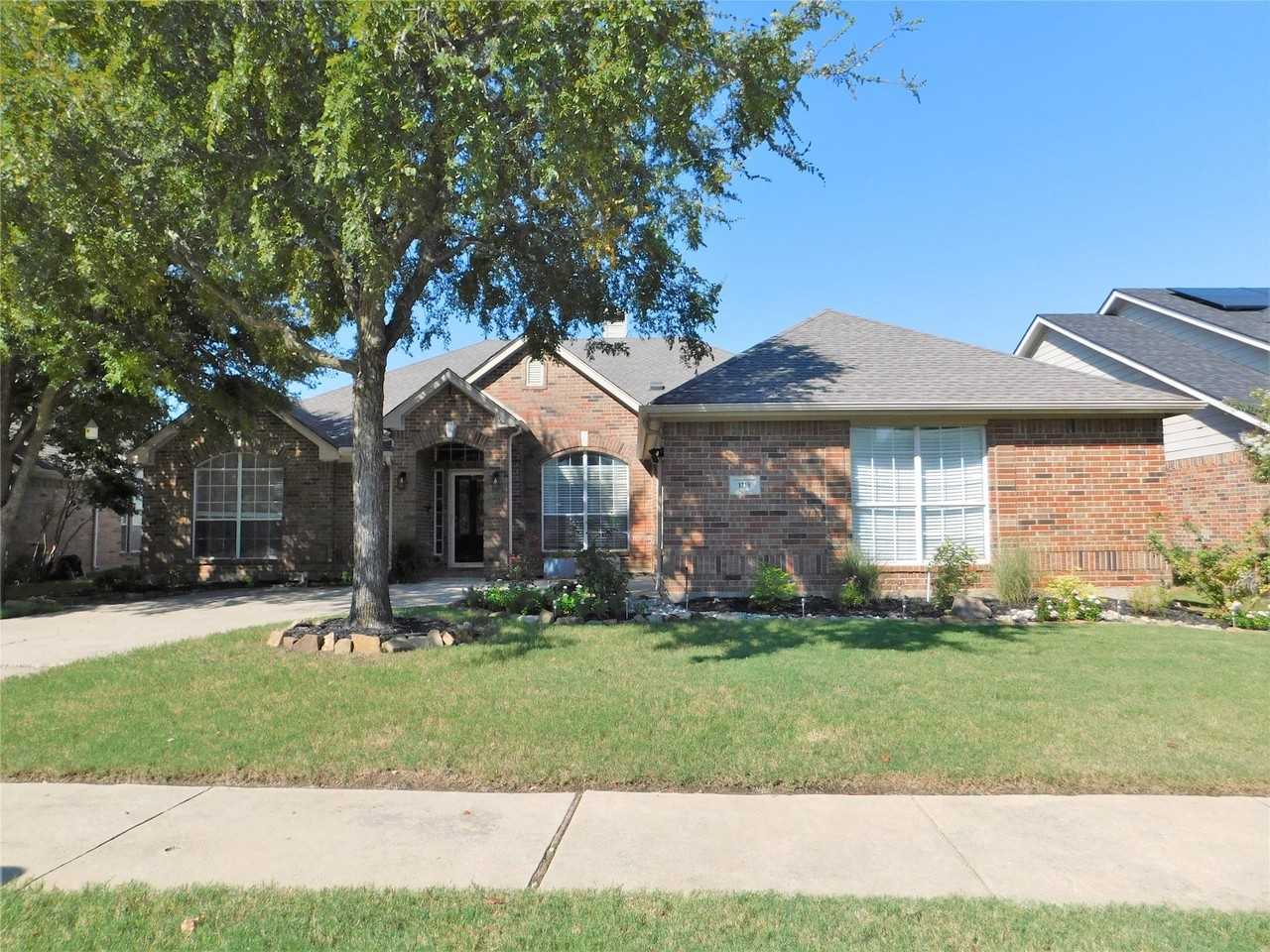 1119 Postwood Dr - Photo 3 of 36