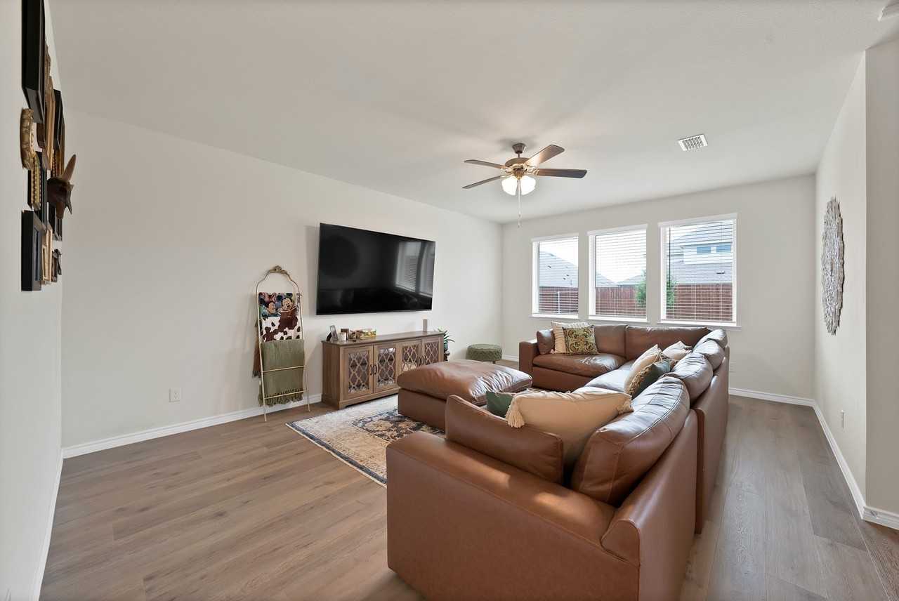 9720 Lariat Dr - Photo 3 of 31