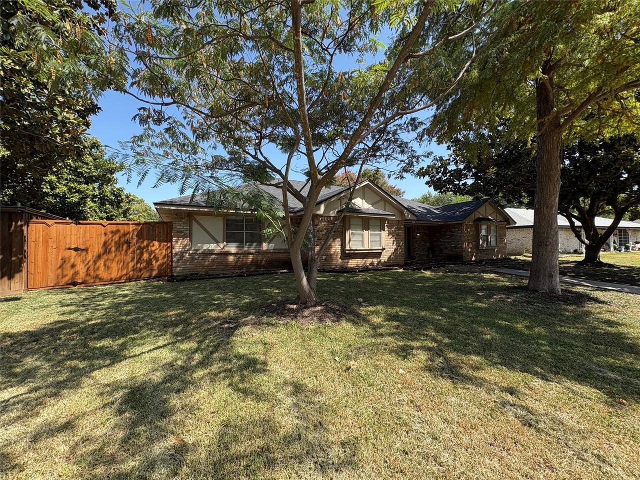 1025 Cloverdale Ln - Photo 2 of 26
