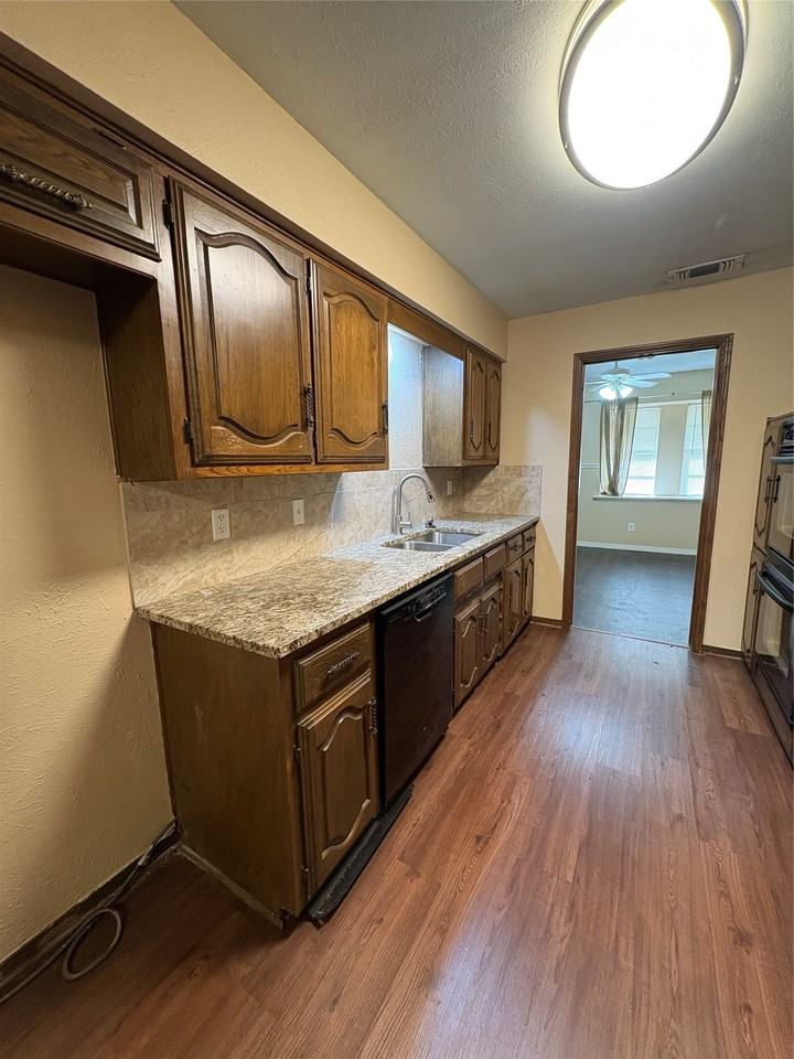 1025 Cloverdale Ln - Photo 6 of 26