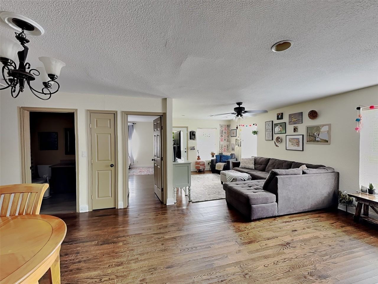4705 Selkirk Dr - Photo 4 of 16