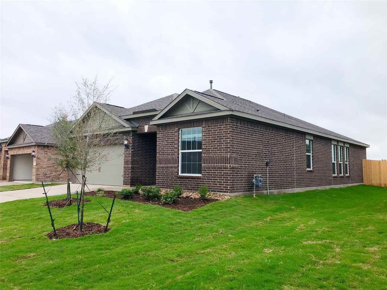617 Harbor Oaks Dr - Photo 2 of 37