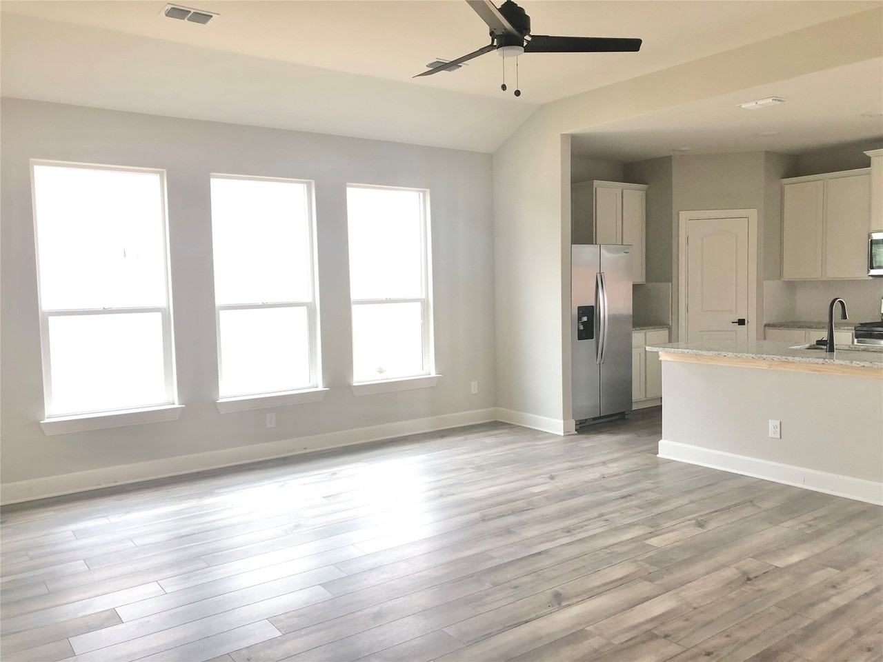 617 Harbor Oaks Dr - Photo 3 of 37