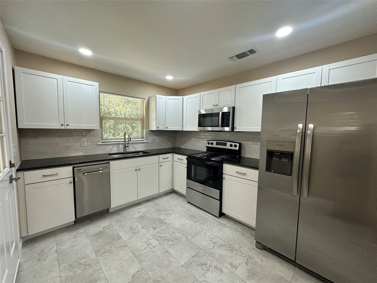 1213 S Lamar St - Photo 4 of 14