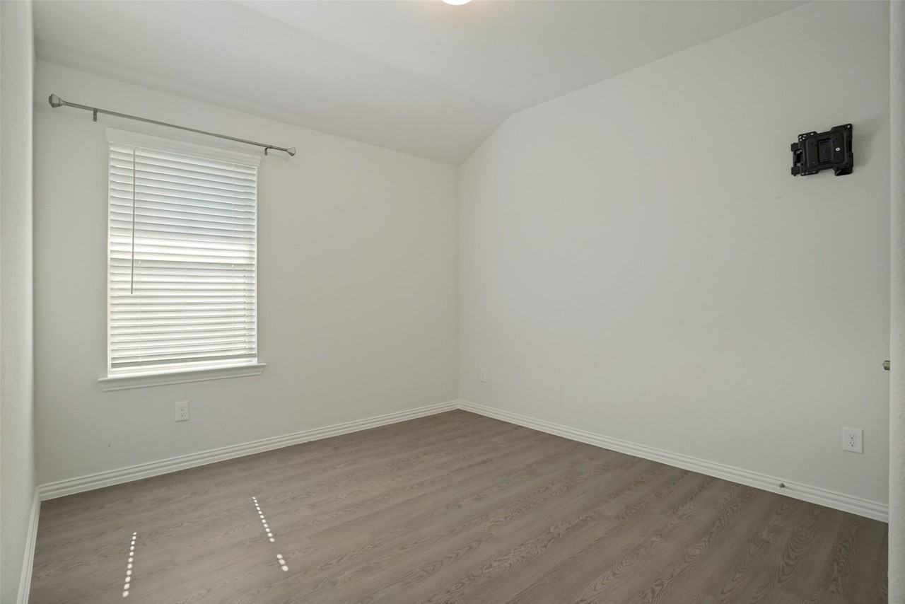 2009 Yale St - Photo 6 of 12