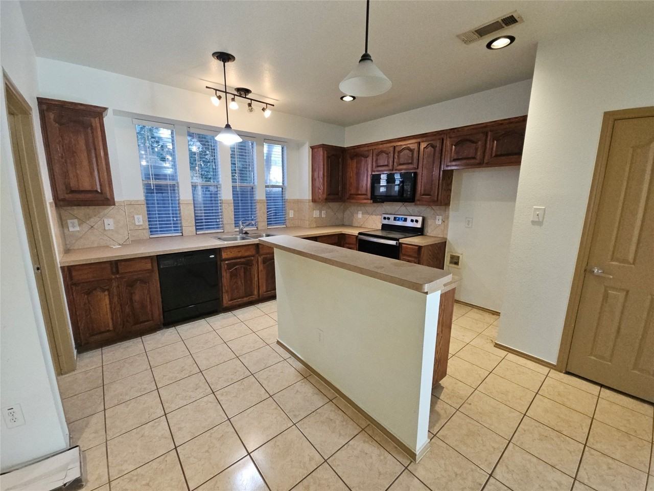 10945 Hawks Landing Rd - Photo 5 of 22