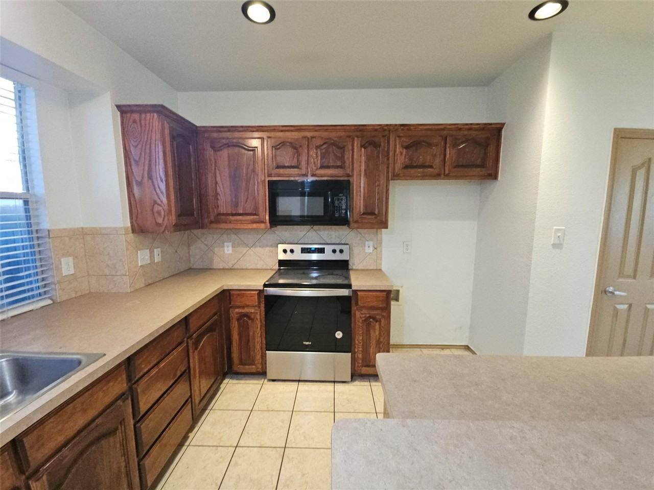 10945 Hawks Landing Rd - Photo 7 of 22