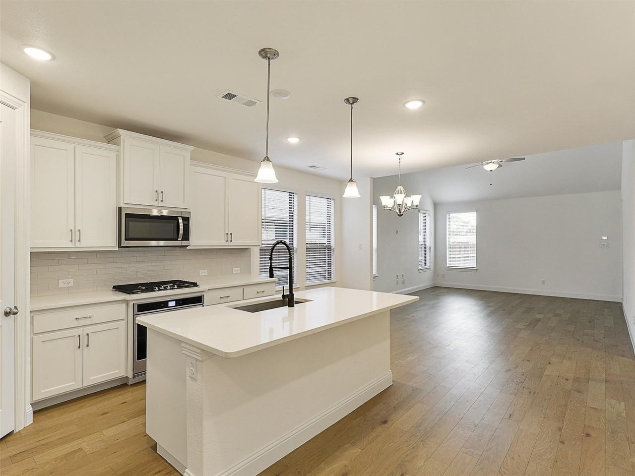 8305 Pine Island Way - Photo 6 of 40