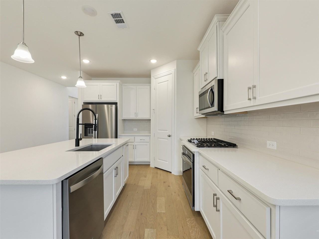 8305 Pine Island Way - Photo 7 of 40