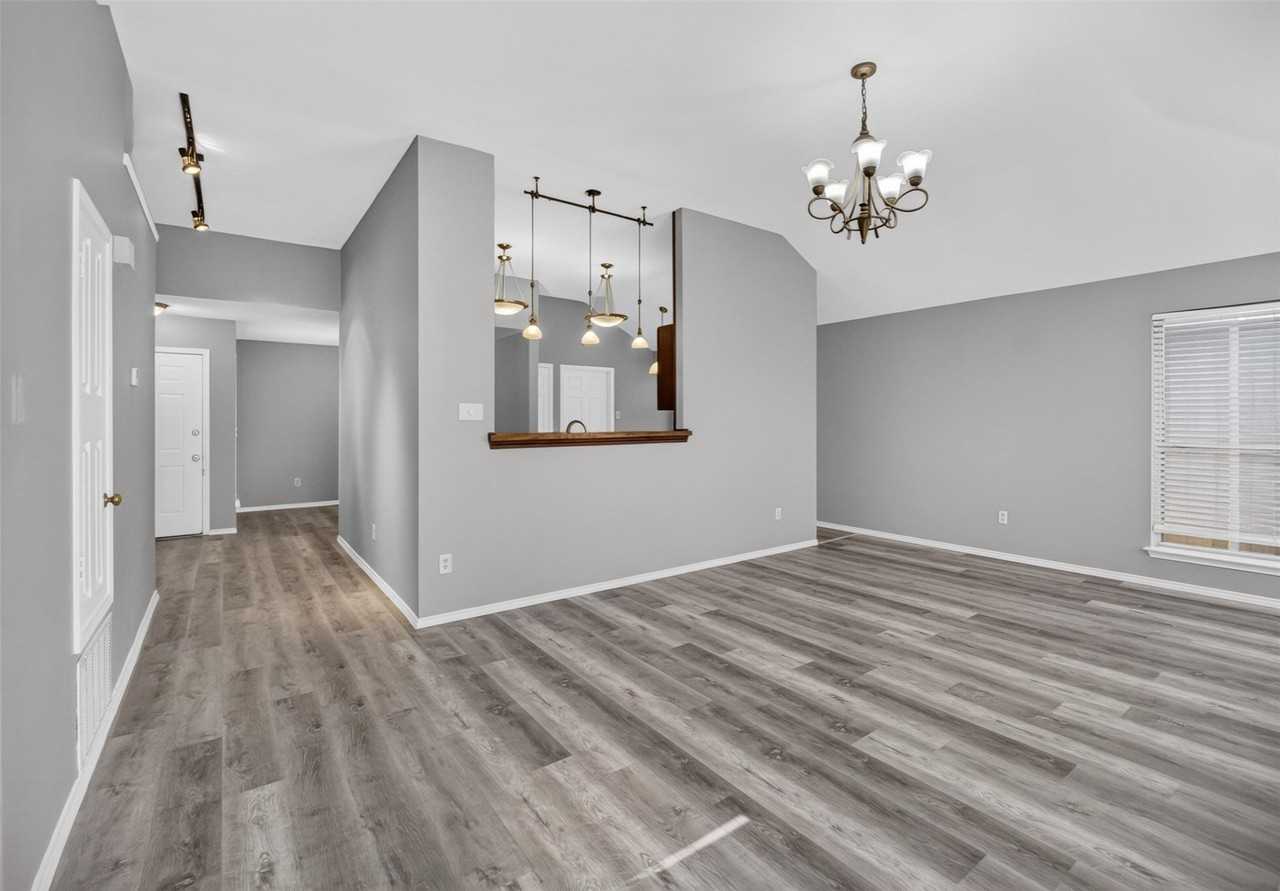 6318 Brookcrest Dr - Photo 2 of 28