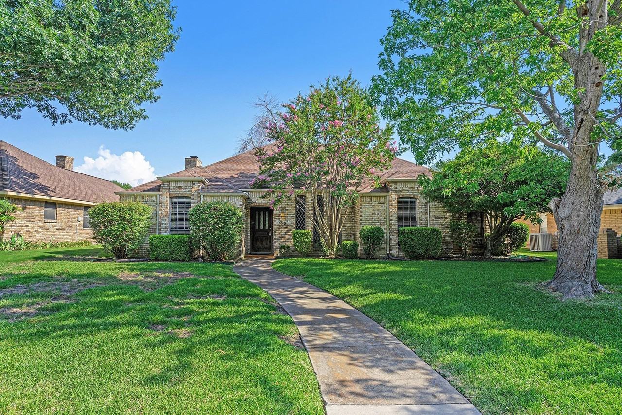 802 Pebblebrook Dr