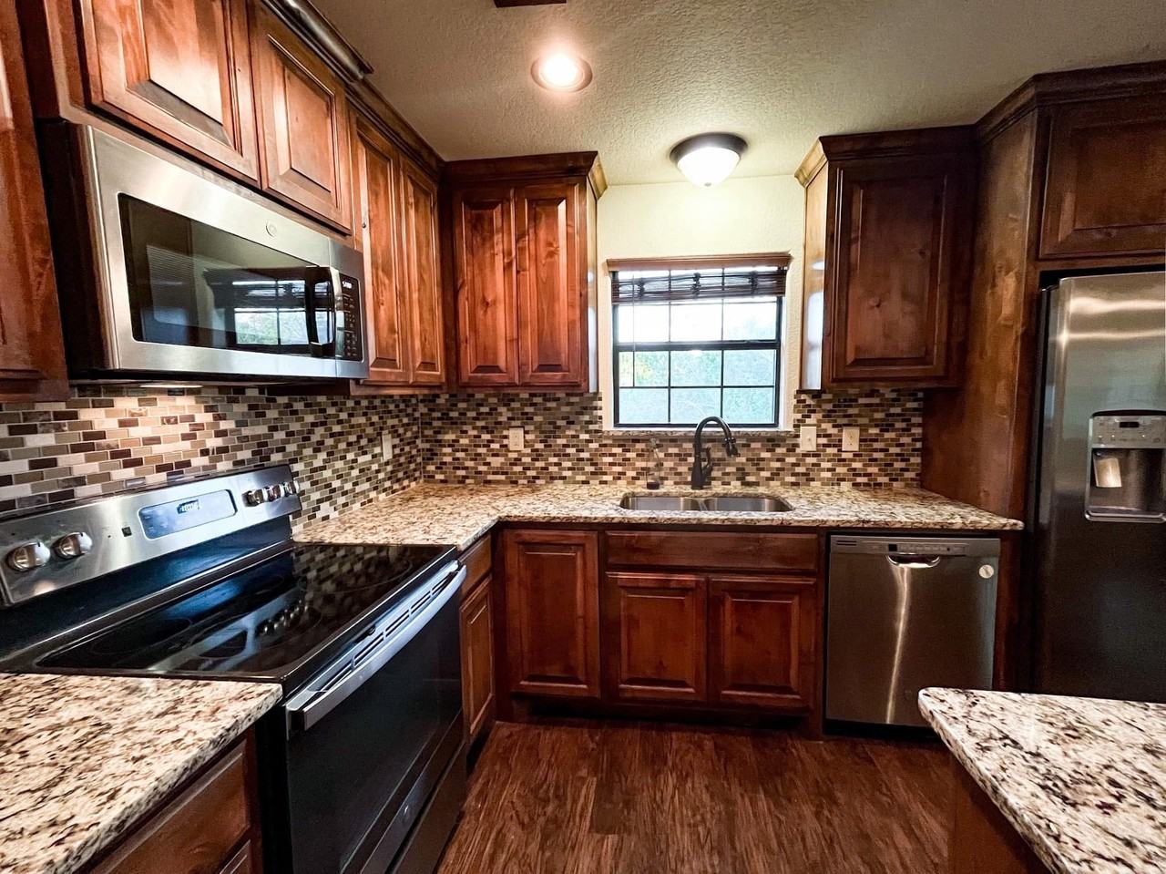 2401 Fox Ct - Photo 2 of 8