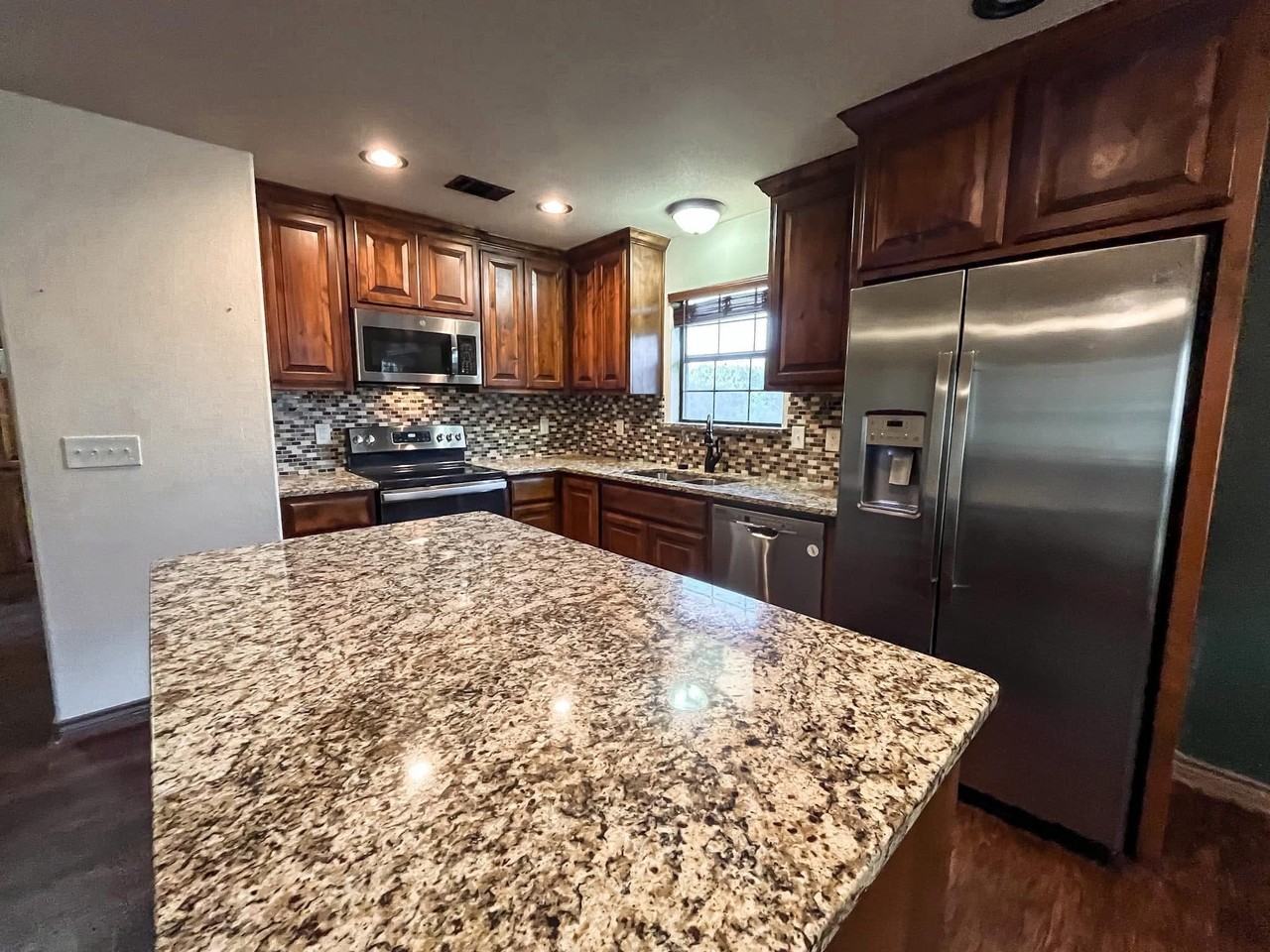 2401 Fox Ct - Photo 3 of 8