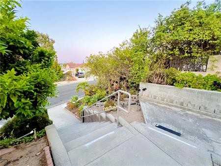 2277 Alexdale Ln - Photo 3 of 8