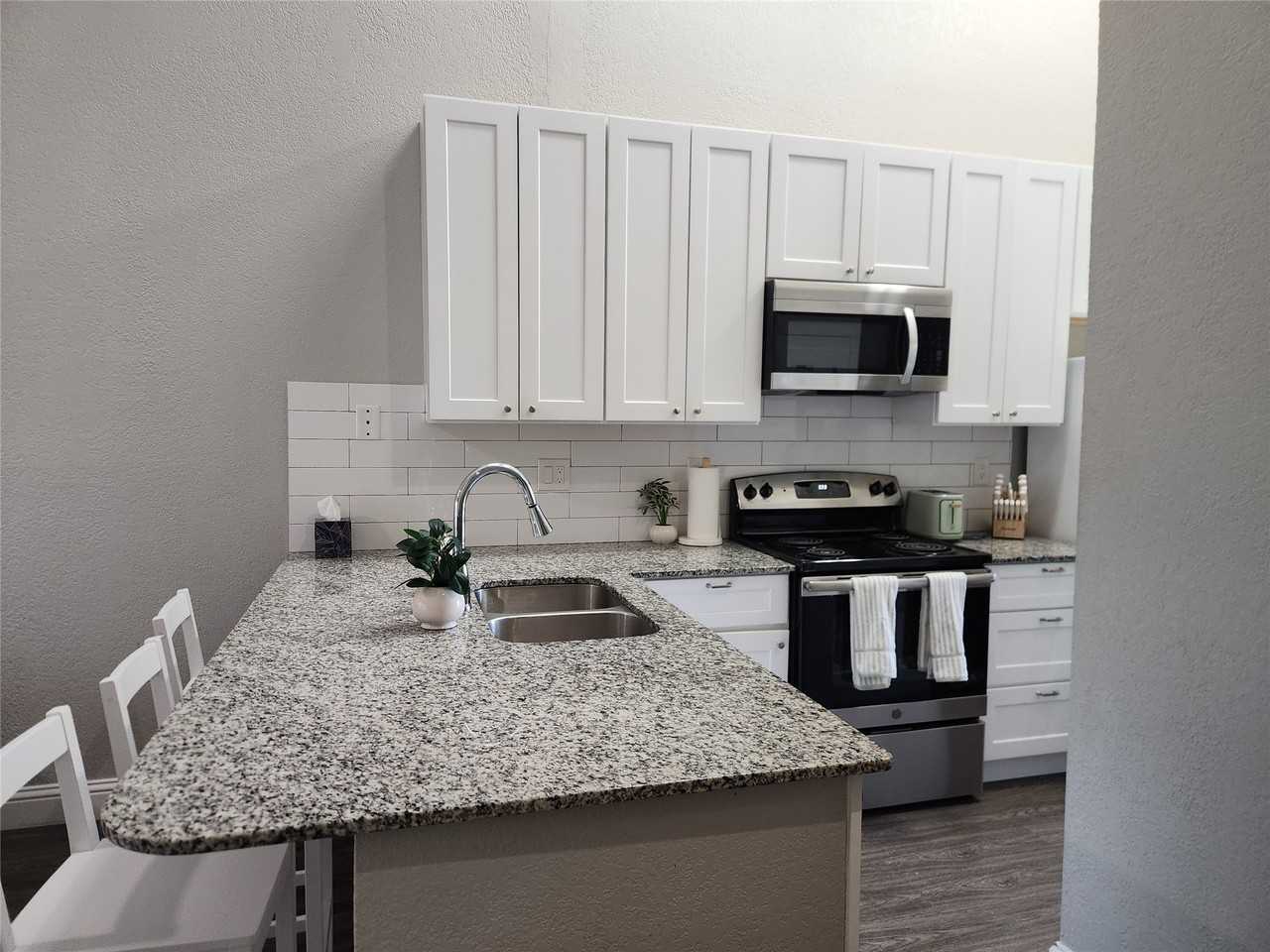 4800 W Lovers Ln - Photo 3 of 31