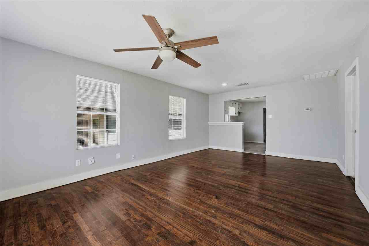 215 W Walker St - Photo 5 of 22
