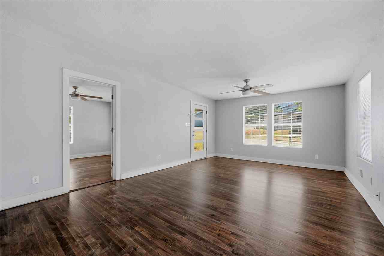 215 W Walker St - Photo 7 of 22