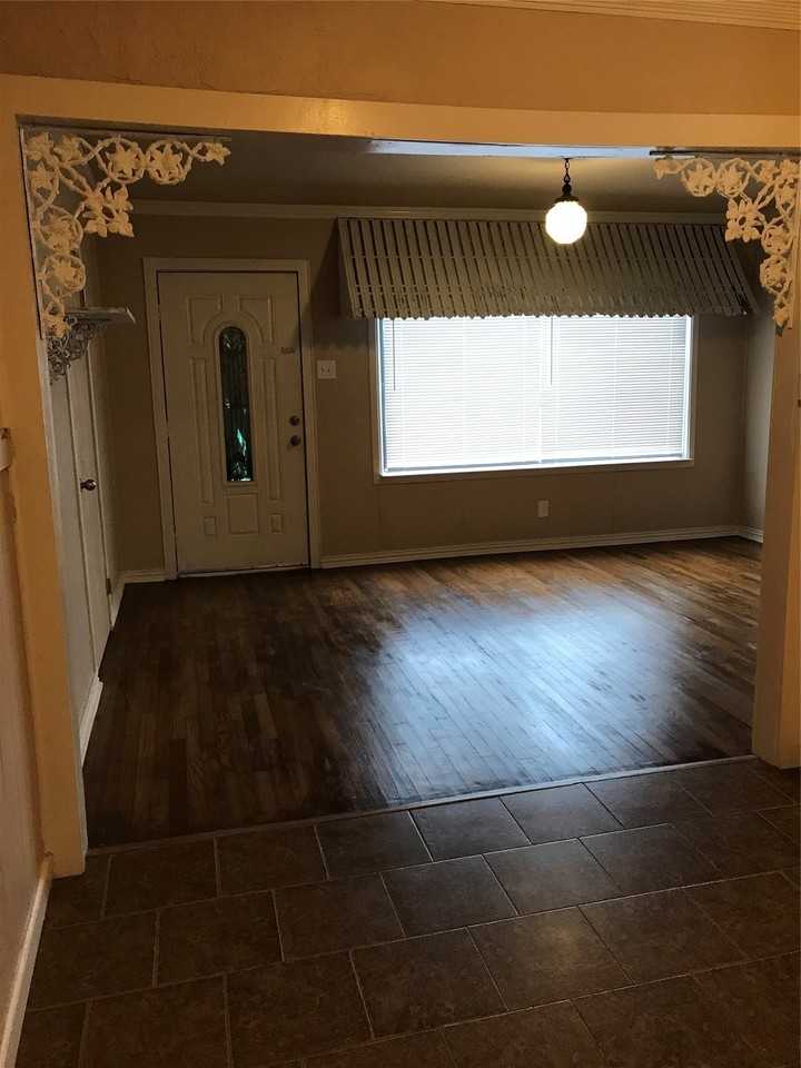 1910 N Travis St - Photo 5 of 17