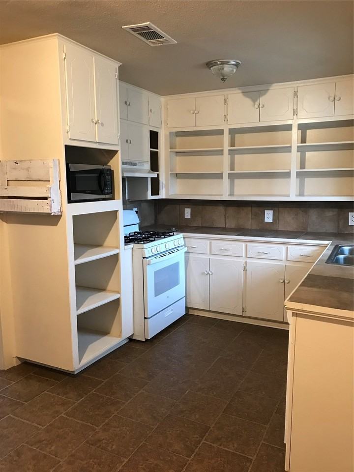 1910 N Travis St - Photo 6 of 17