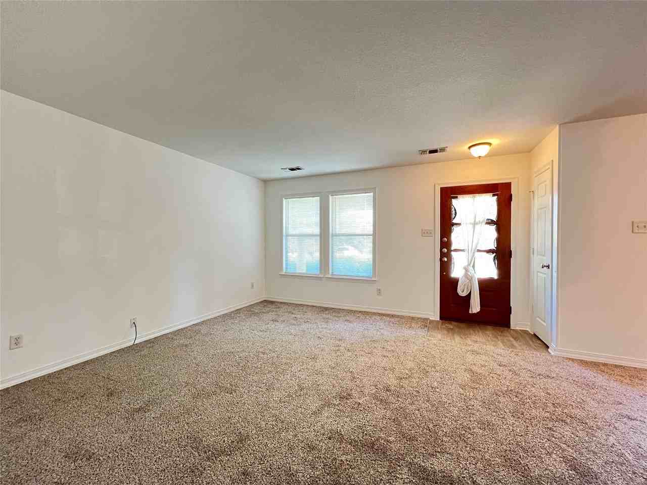 403 W Oak St - Photo 2 of 16