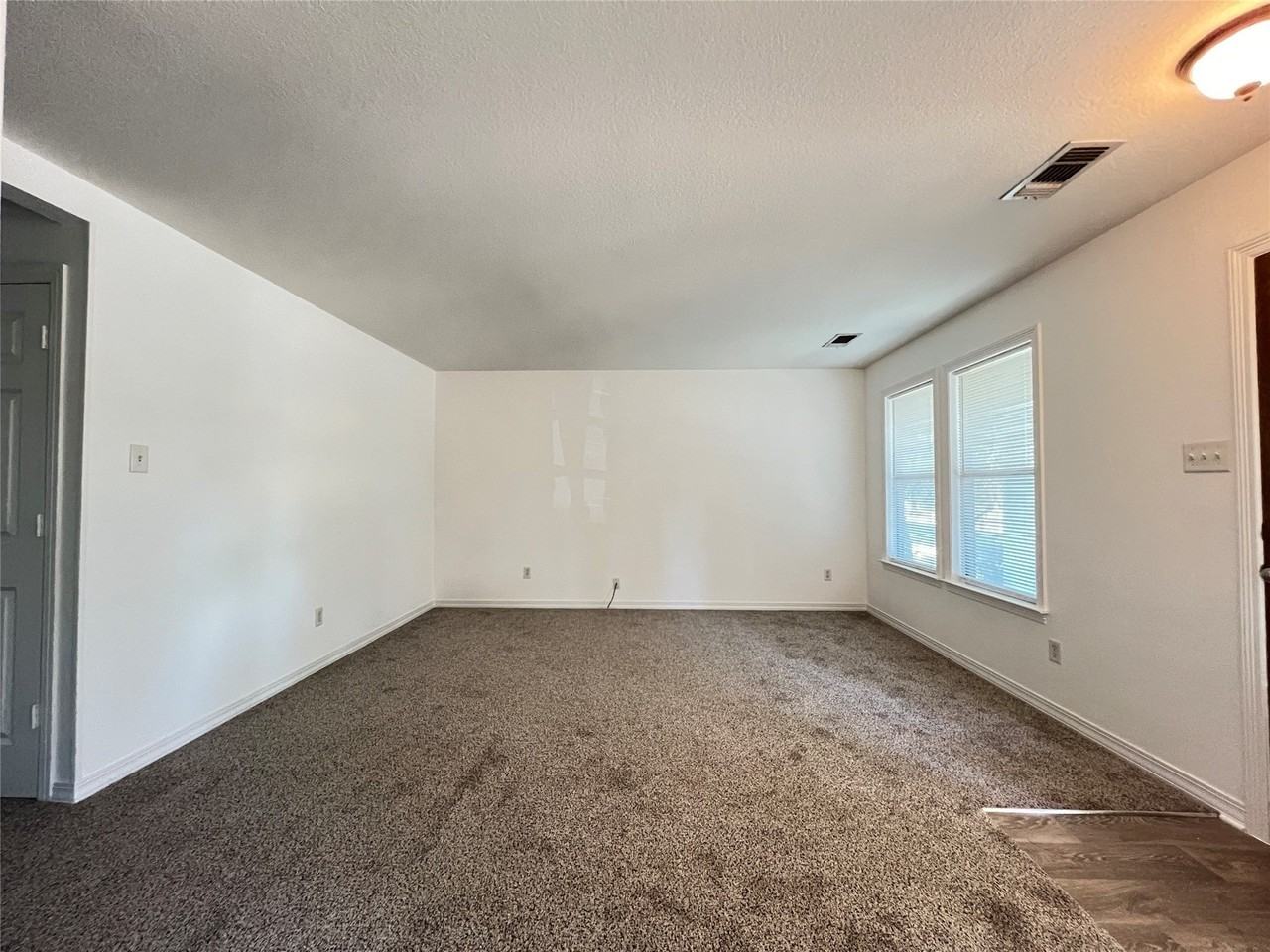 403 W Oak St - Photo 3 of 16