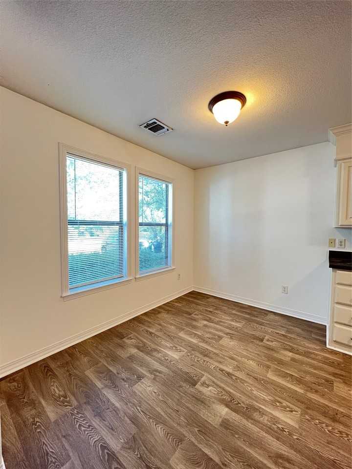 403 W Oak St - Photo 4 of 16