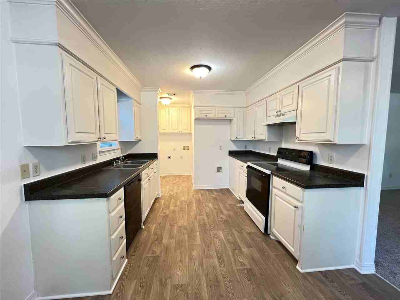 403 W Oak St - Photo 5 of 16