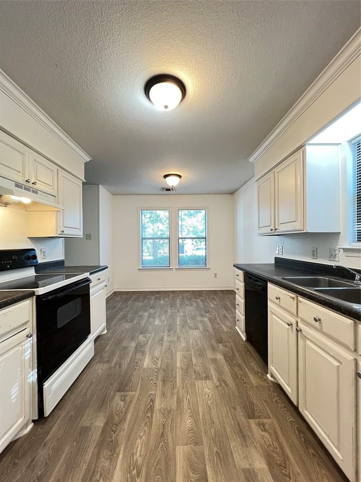 403 W Oak St - Photo 6 of 16