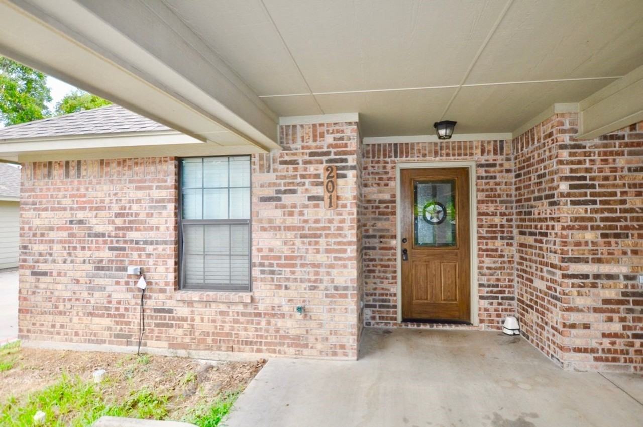 663 W Tarleton St #201 - Photo 2 of 14