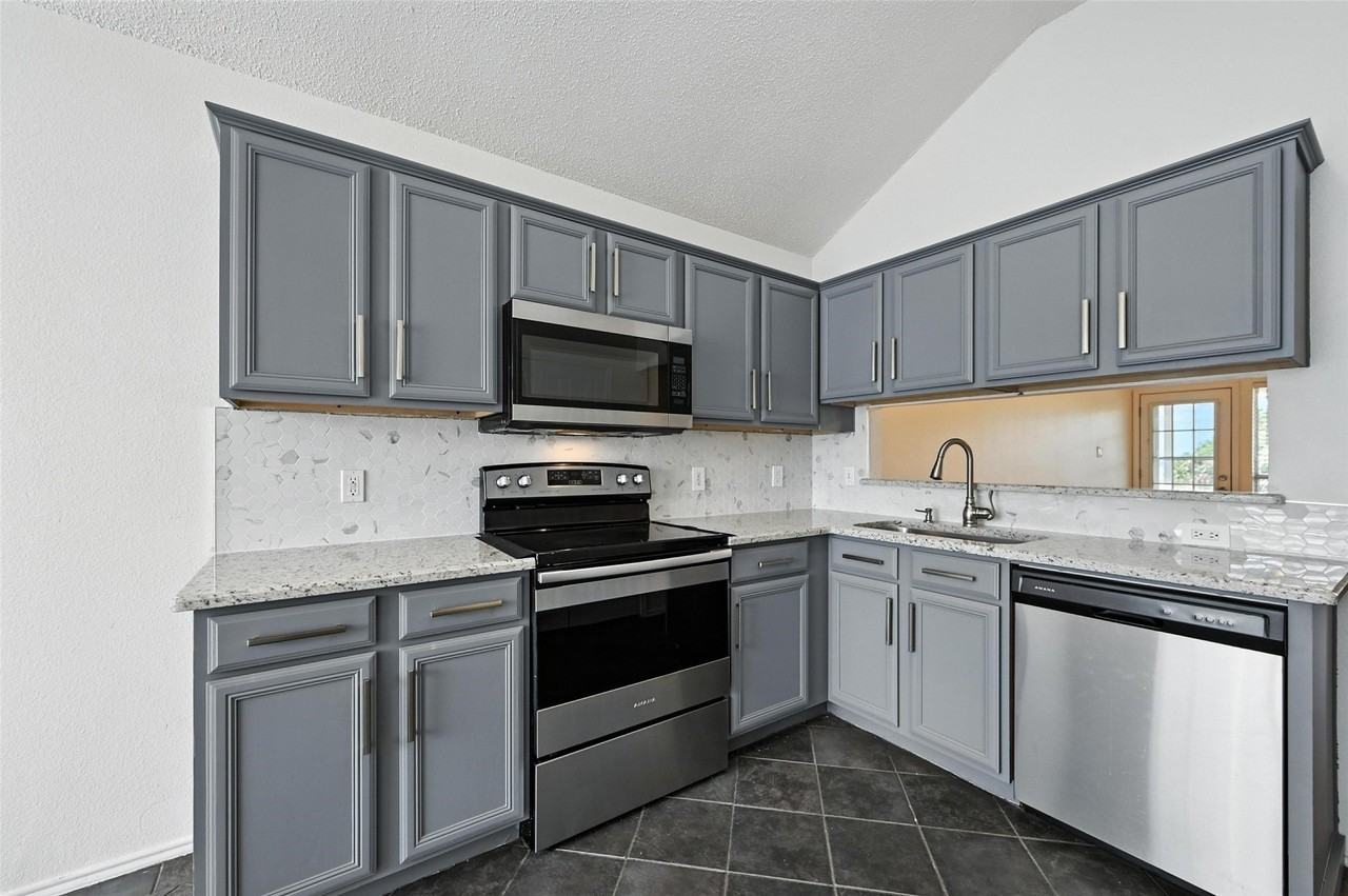 1455 Morrison Dr - Photo 3 of 19