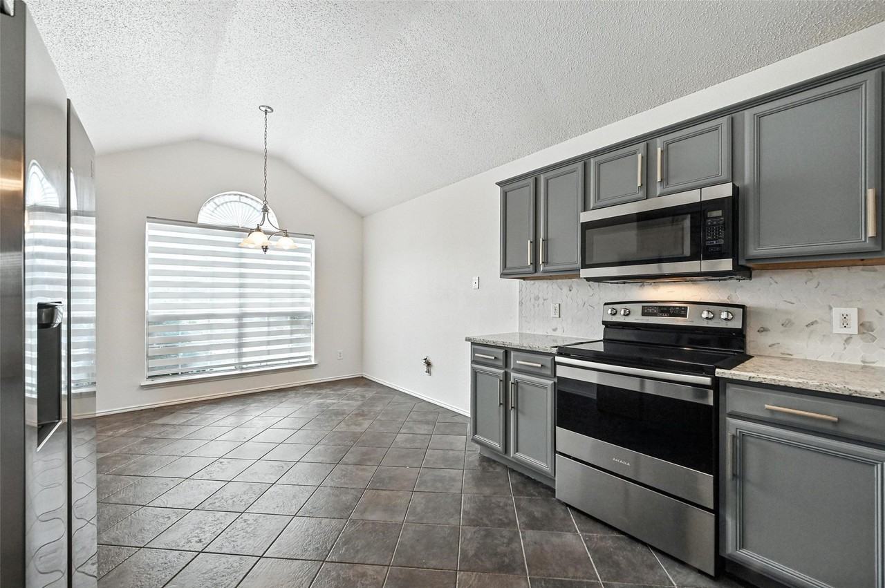 1455 Morrison Dr - Photo 4 of 19