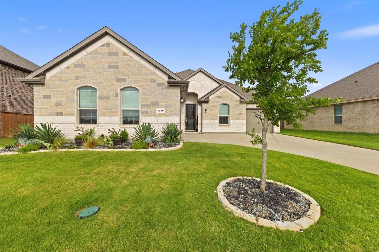 1029 Greencove Dr - Photo 2 of 38