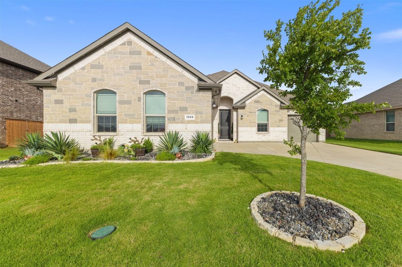 1029 Greencove Dr - Photo 4 of 38