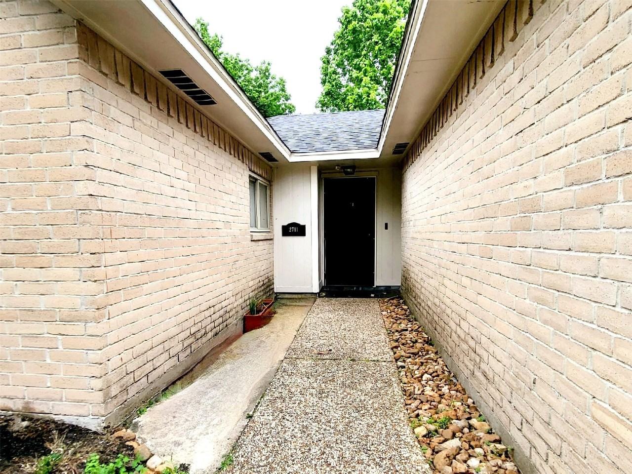 2711 S Brompton Dr - Photo 2 of 21