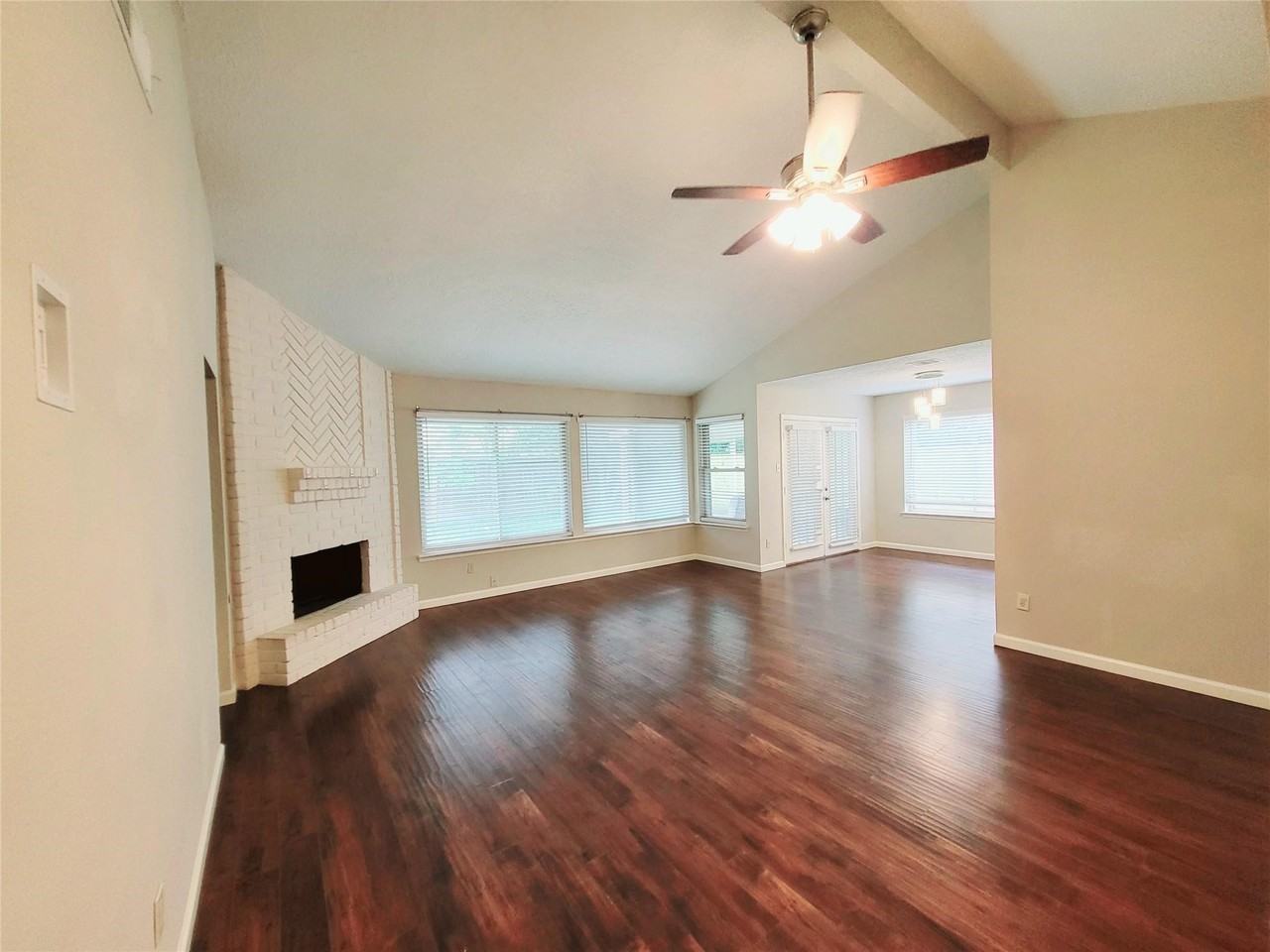 2711 S Brompton Dr - Photo 3 of 21
