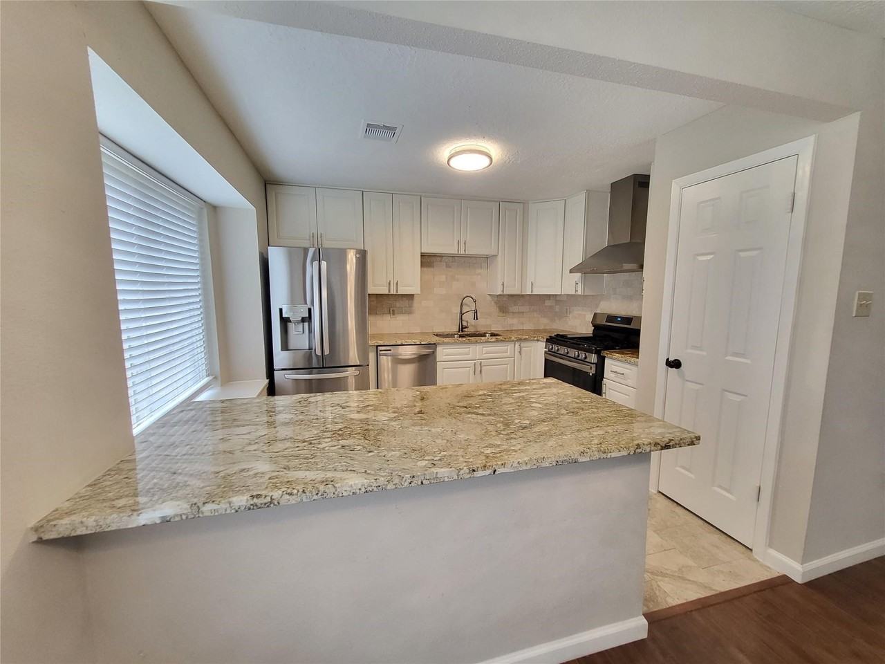 2711 S Brompton Dr - Photo 5 of 21
