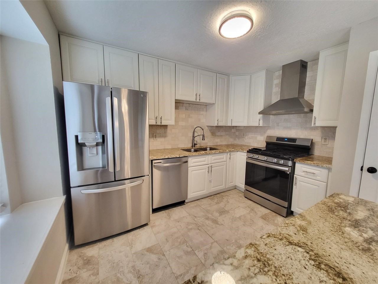 2711 S Brompton Dr - Photo 6 of 21