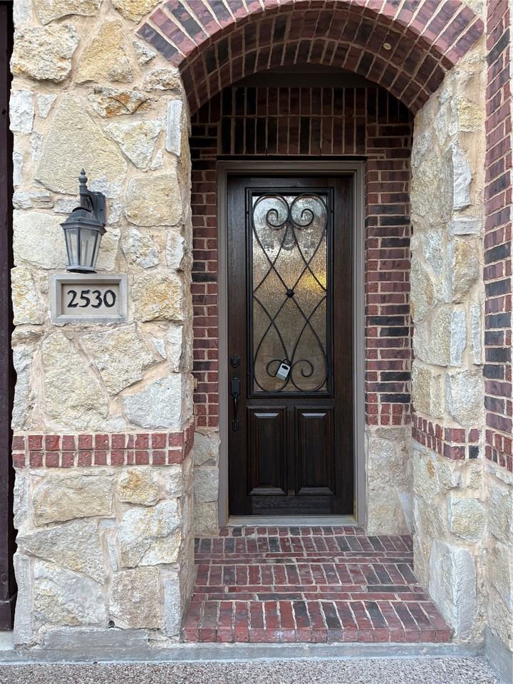 2530 Broadway Dr - Photo 2 of 34