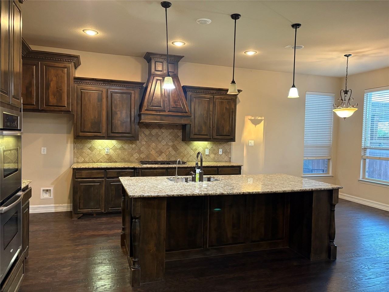 2530 Broadway Dr - Photo 4 of 34