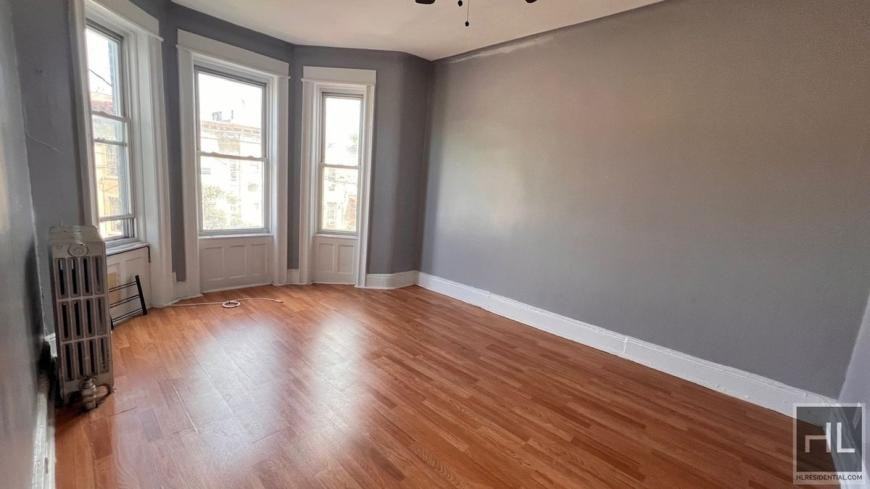 9746 Drew St - Photo 3 of 10