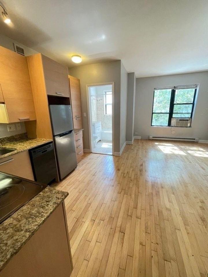2 0 0 732 West Bittersweet Pl., - Photo 2 of 10
