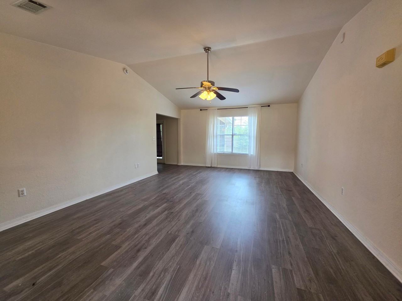 404 Riverchase Blvd - Photo 2 of 13